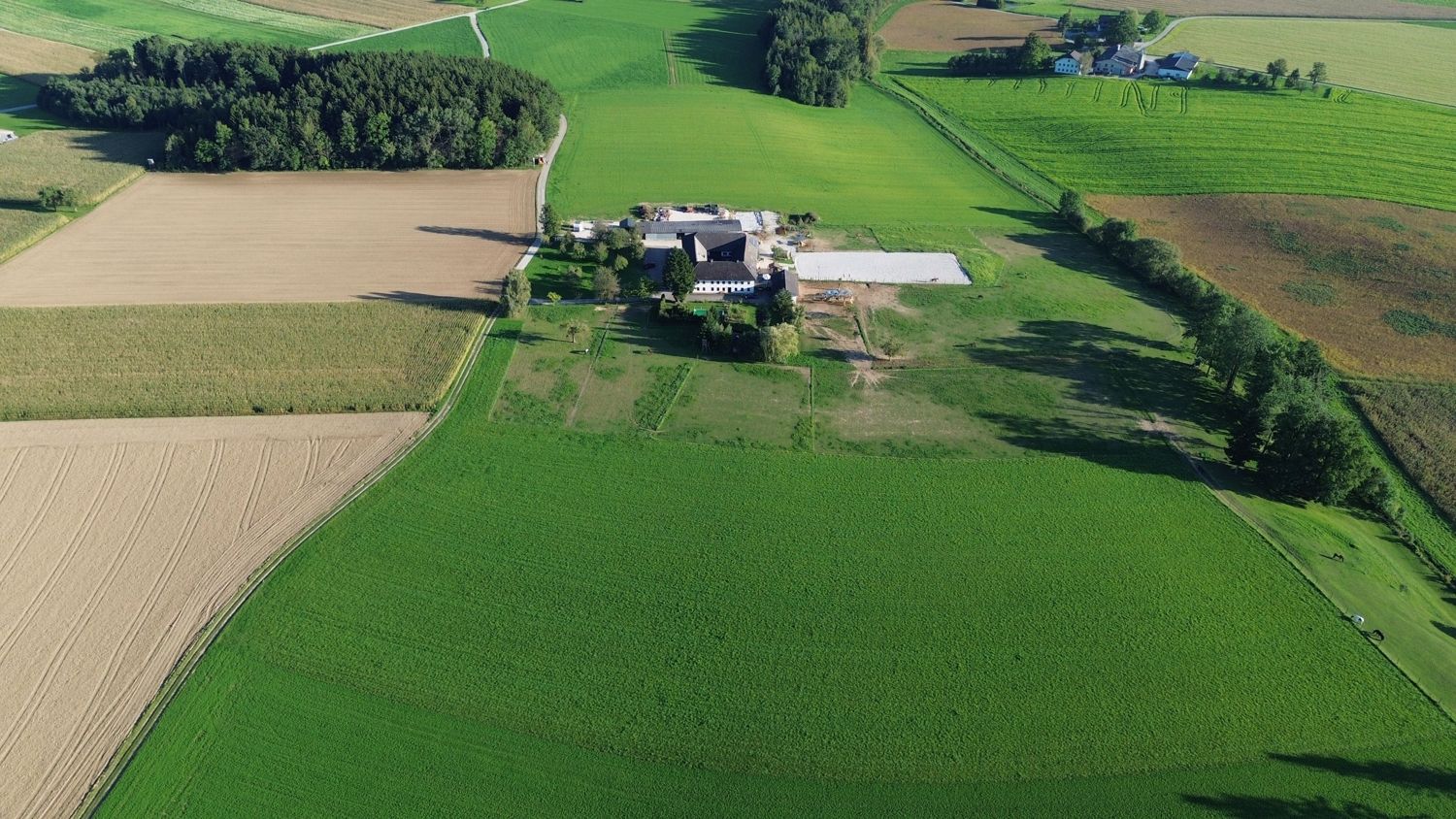 Hof, Reitplatz und Weiden von oben