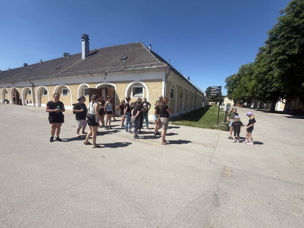 Stallgebäude im Pferdezentrum Stadl-Paura mit der Gruppe davor