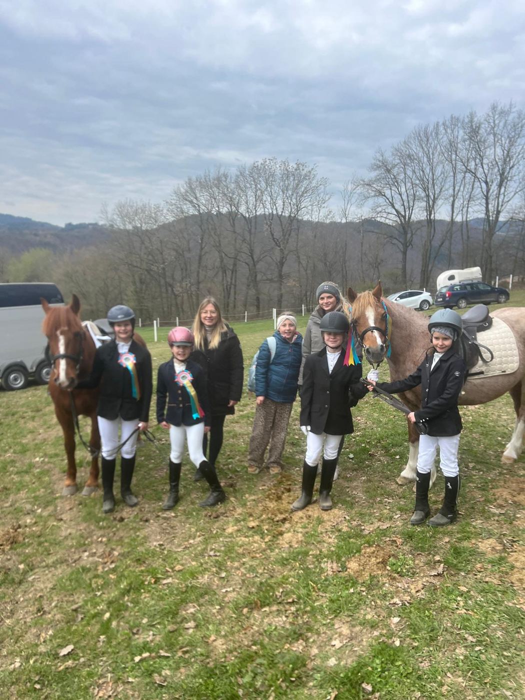 Kinder mit Pferden und Schleifen nach dem First-Ridden-Turnier